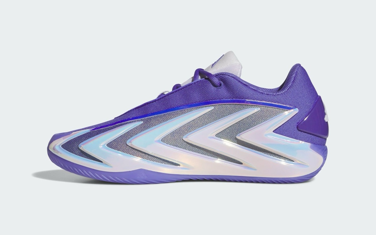 adidas Anthony Edwards 3 Purple Iridescent de perfil sobre fondo gris claro, con las flechas moldeadas en blanco tornasolado sobre una malla plateada y azulada, cuello violeta y suela violeta