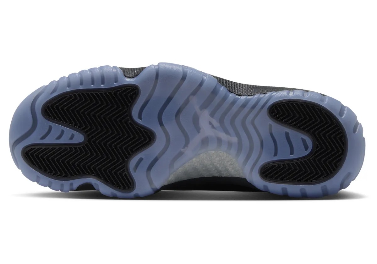 Suela del Air Jordan 11 WMNS Magic Ball, translúcida con tinte azulado, zonas de tracción negras con dibujo en espiga y un Jumpman visible en el centro