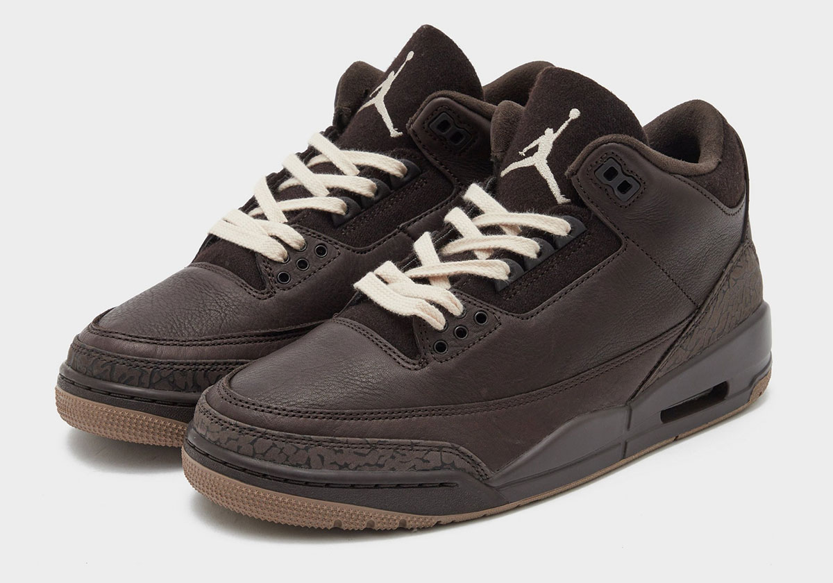 Par de Air Jordan 3 Fireside de mujer en marrón con elephant print, cordones crema y suela gum