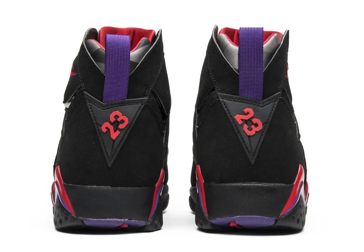 Foto de archivo: vista trasera de las Air Jordan 7 Playoffs de la edición 2012, con la tira violeta para calzar, el número 23 rojo en la pieza triangular del talón y el forro rojo y gris