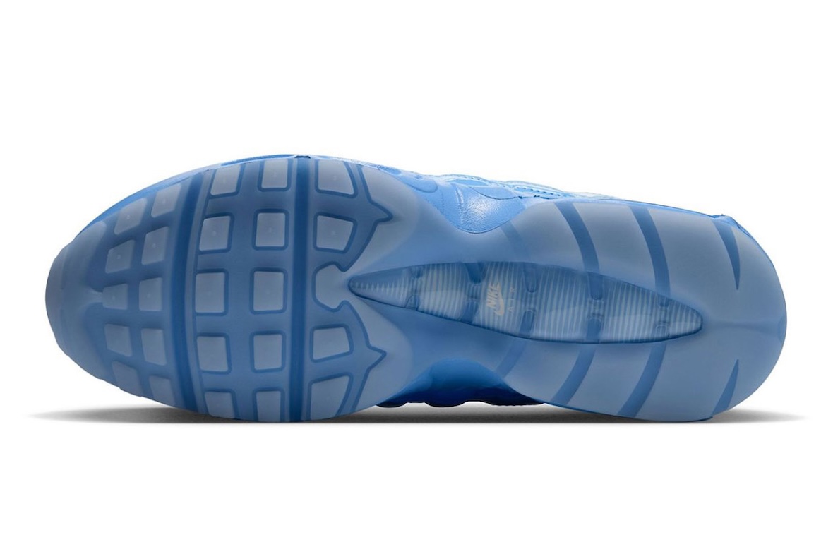 Suela del Nike Air Max 95 Blue Tint en goma celeste semitranslúcida, con el dibujo de tacos cuadrados adelante y la forma de la unidad de aire en el talón
