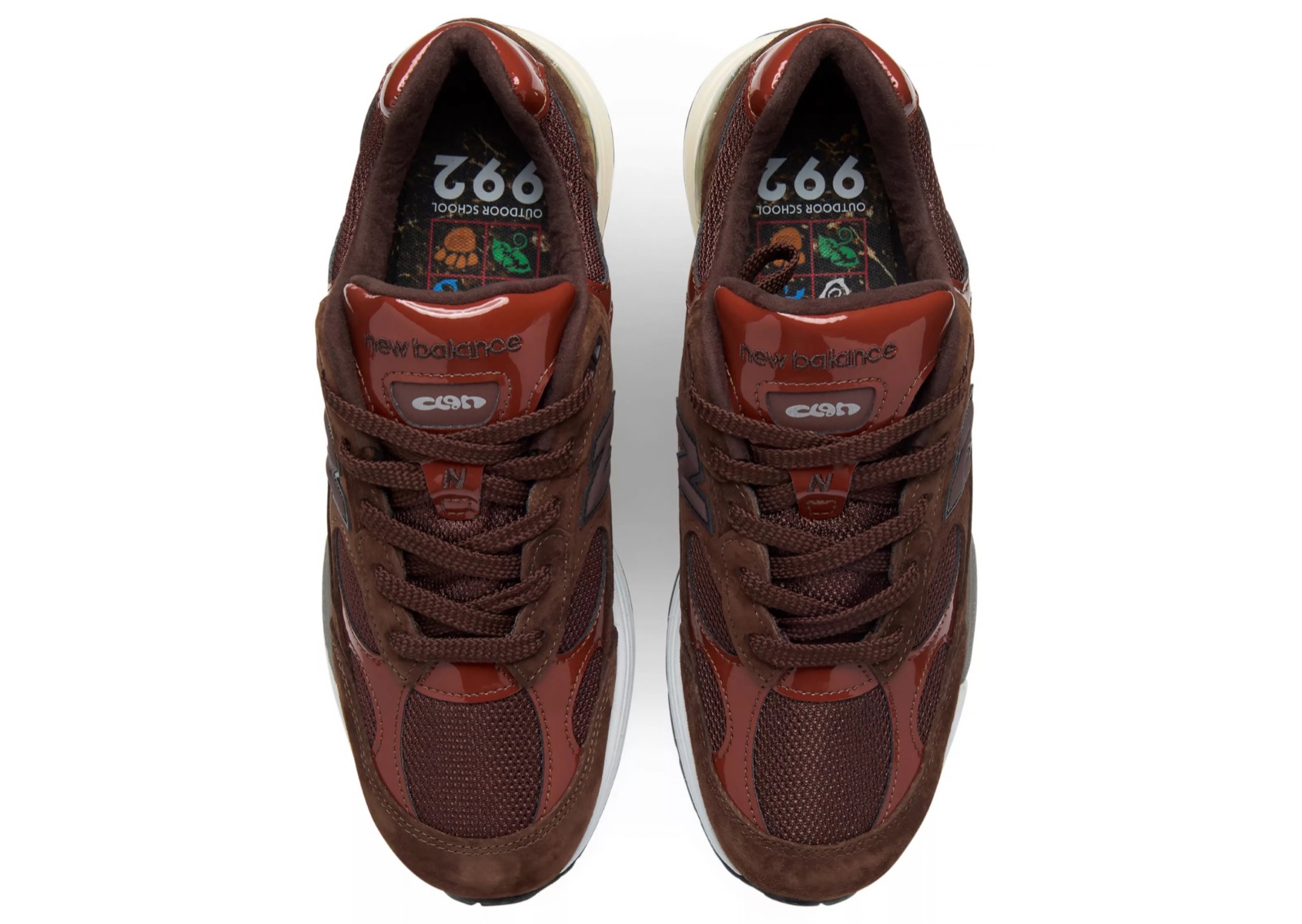 Vista superior del Aminé x New Balance 992 con las plantillas ilustradas de Outdoor School