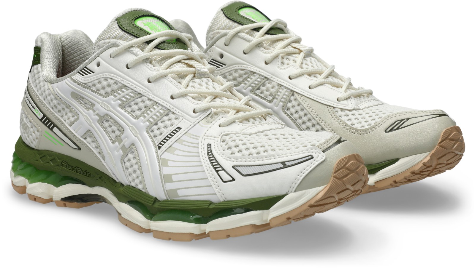 Par de atmos x ASICS GEL-KAYANO 12.1 en blanco crema con mediasuela en dos tonos de verde y suela de goma color miel