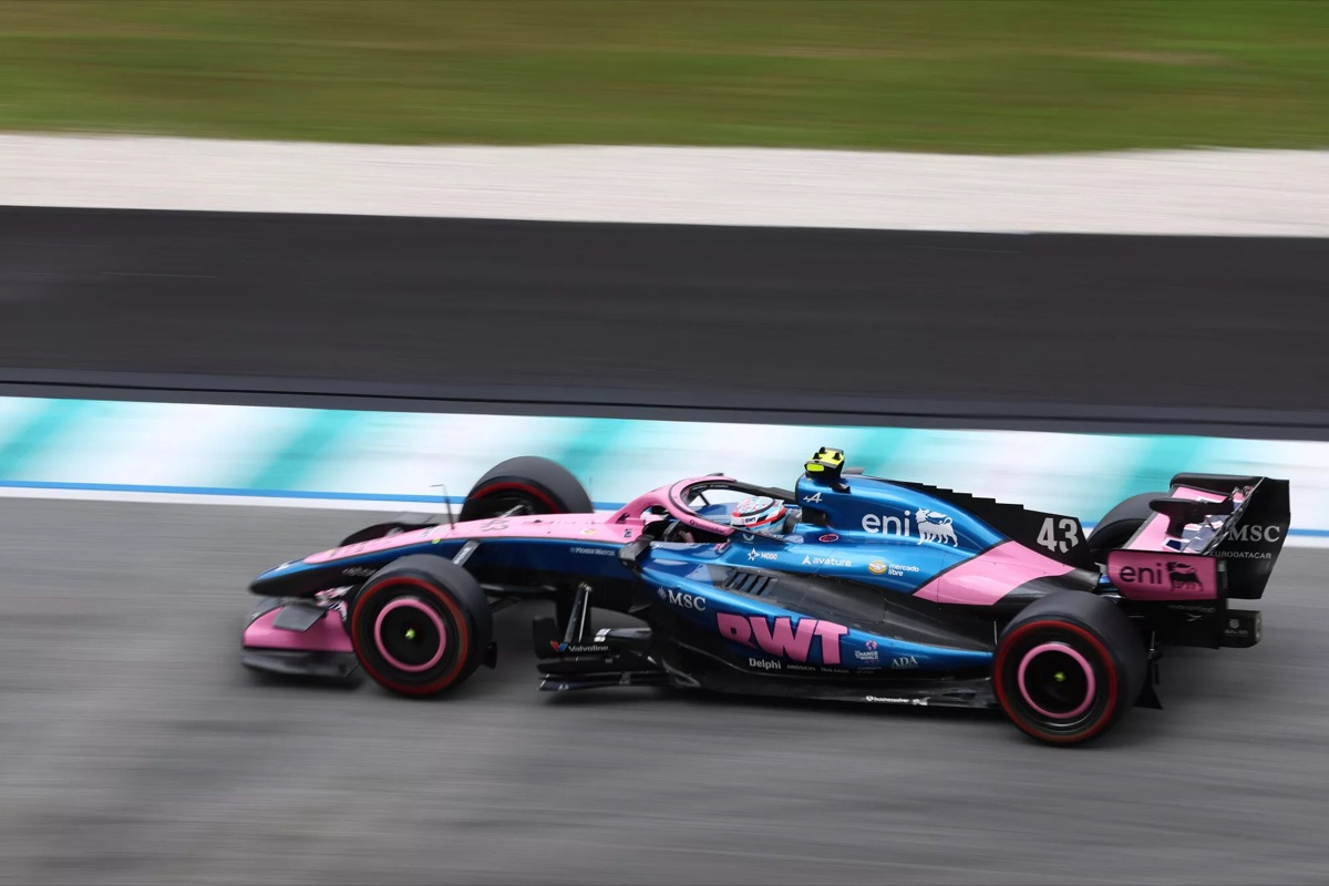 El Alpine número 43 de Franco Colapinto en plena recta en Sepang