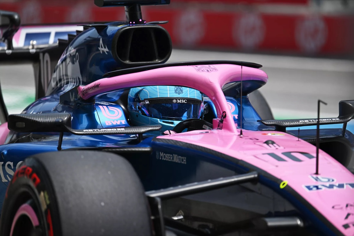 Pierre Gasly en el cockpit del Alpine número 10, con el halo rosa y el casco celeste