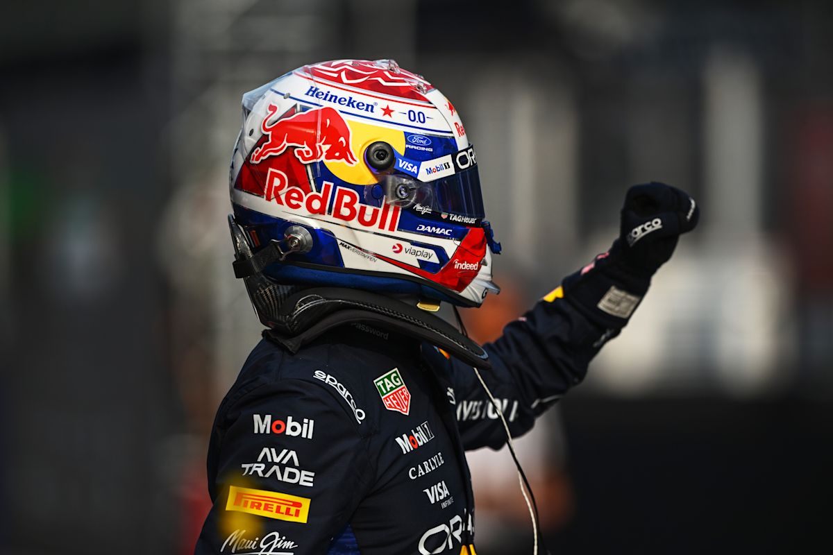 Max Verstappen, con el casco de Red Bull puesto, levanta el puño para festejar en Sepang