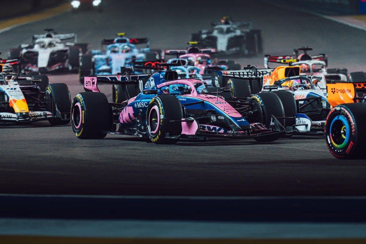 Pierre Gasly, con el Alpine número 10, en medio del pelotón en el arranque de la carrera de noche en Marina Bay