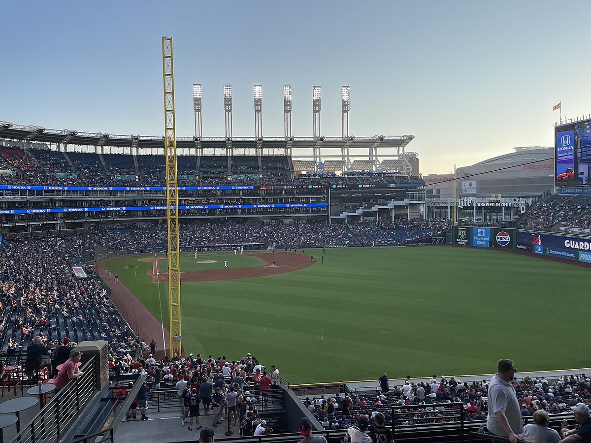 Foto de archivo: Progressive Field, el estadio de los Cleveland Guardians, visto desde la tribuna del jardín izquierdo al atardecer, con el poste amarillo de foul, las torres de luz y las tribunas llenas