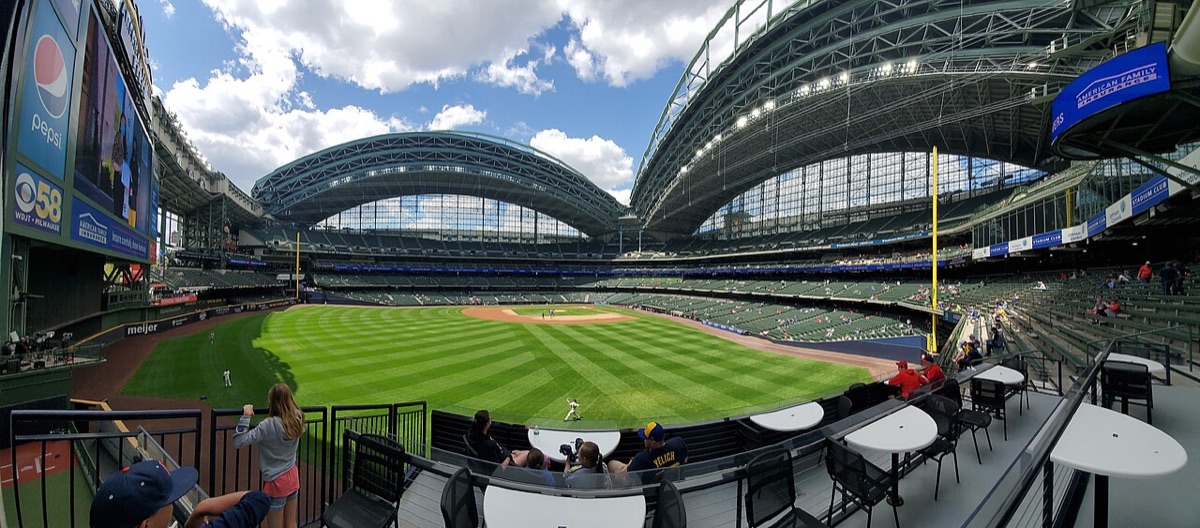 Foto de archivo: vista panorámica del American Family Field, el estadio de los Milwaukee Brewers, con el techo retráctil abierto, el césped rayado y algunos espectadores en las tribunas antes de un partido de día