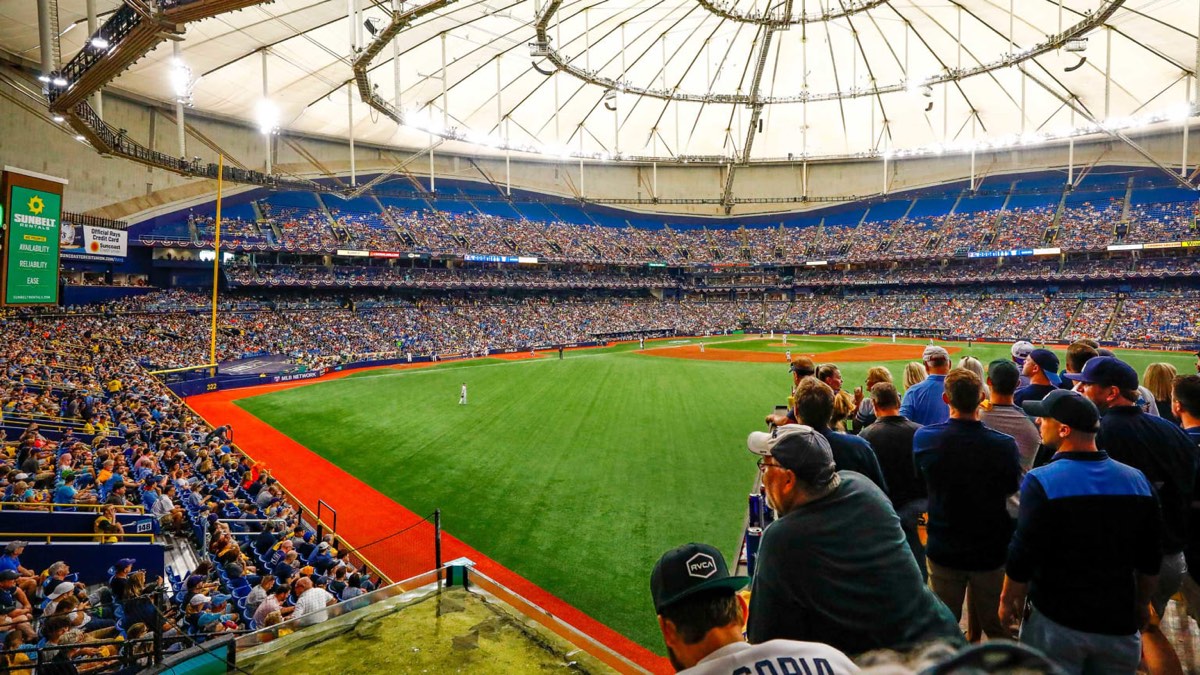 Vista interior de Tropicana Field, estadio de los Tampa Bay Rays, con el techo cerrado y las tribunas llenas durante un partido