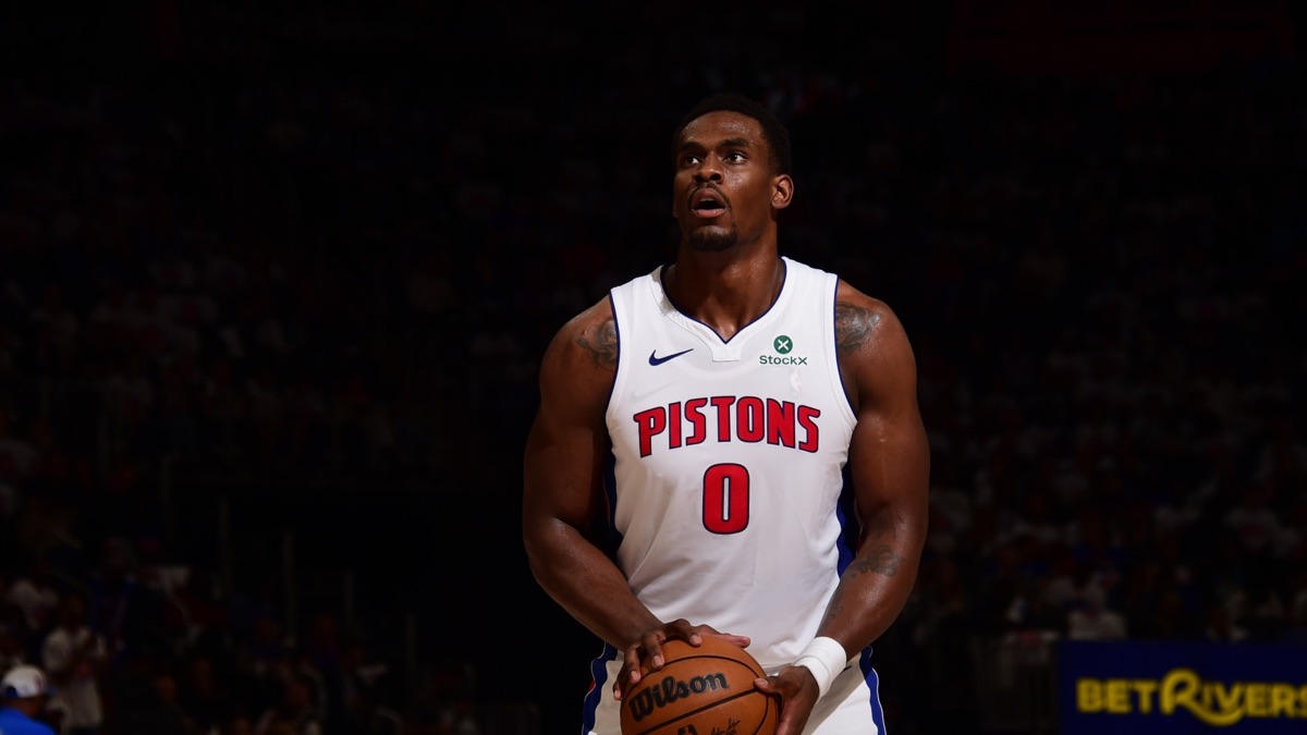 Jalen Duren con la camiseta blanca número 0 de los Pistons, preparándose para tirar un libre