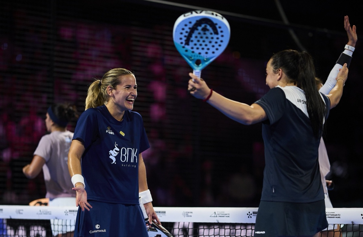 Foto de archivo: Ari Sánchez levanta la paleta y Andrea Ustero sonríe mientras festejan un punto en el P2 de Rotterdam 2026