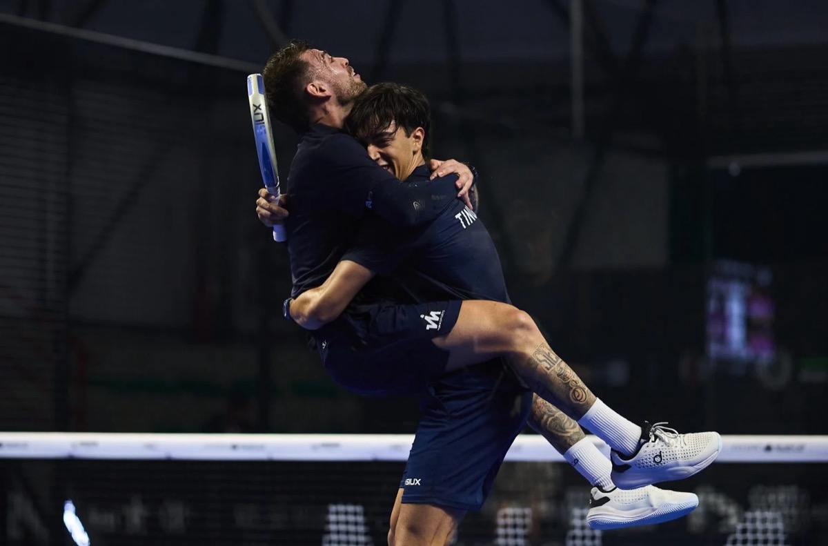 Tino Libaak y Gonza Alfonso se abrazan en la cancha durante el Milano Premier Padel P1 2026