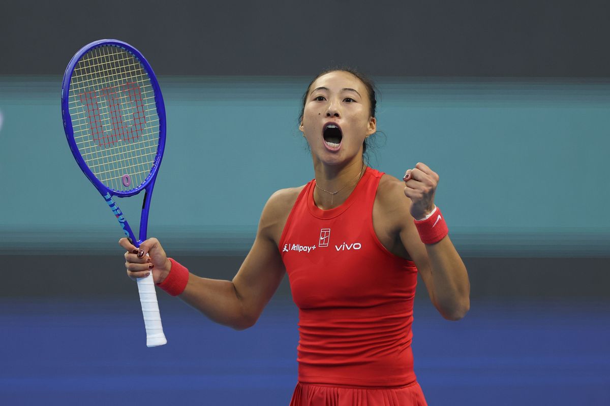 Zheng Qinwen, de rojo, grita y aprieta el puño con la raqueta en la mano durante su partido de tercera ronda del China Open 2026