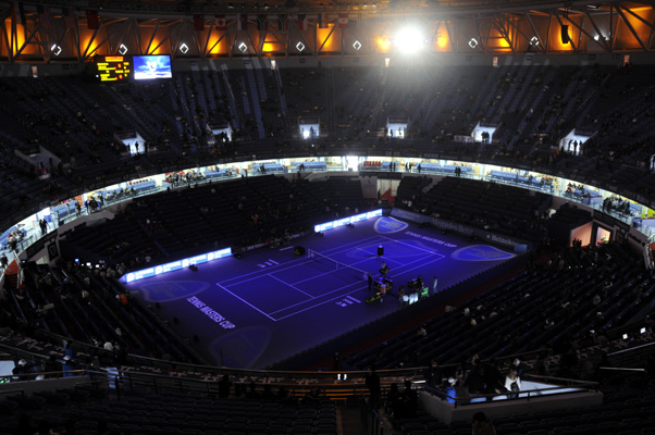Foto de archivo: el estadio del Qi Zhong Tennis Center de Shanghái visto desde lo alto de la tribuna, con la cancha iluminada de azul y el techo cerrado
