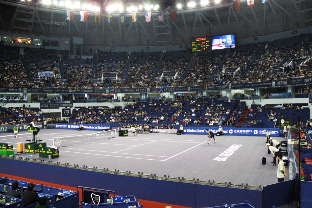 Foto de archivo: el estadio principal de Shanghái, con el techo cerrado y las tribunas llenas, durante un partido de la Tennis Masters Cup 2008 en la cancha azul