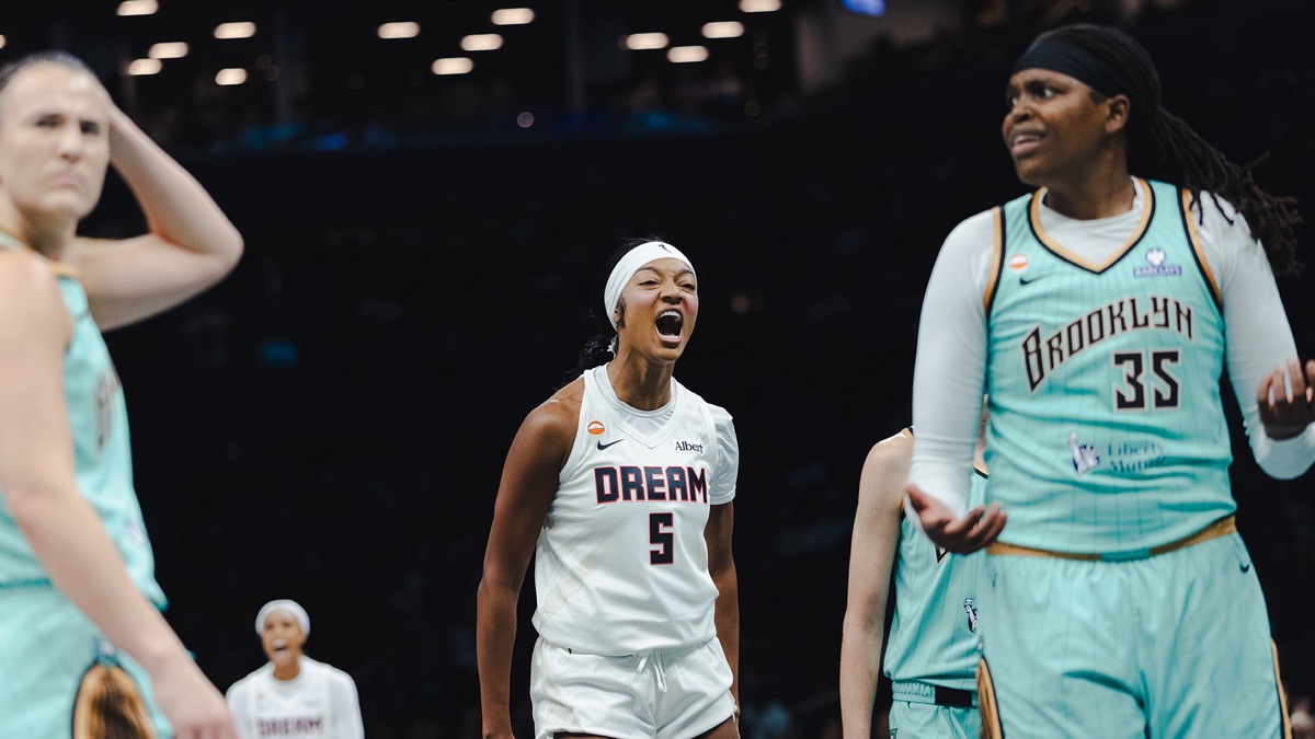 Angel Reese, de Atlanta Dream, grita en un partido ante New York Liberty