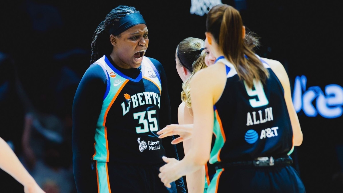 Jonquel Jones grita y celebra con sus compañeras de New York Liberty durante un partido