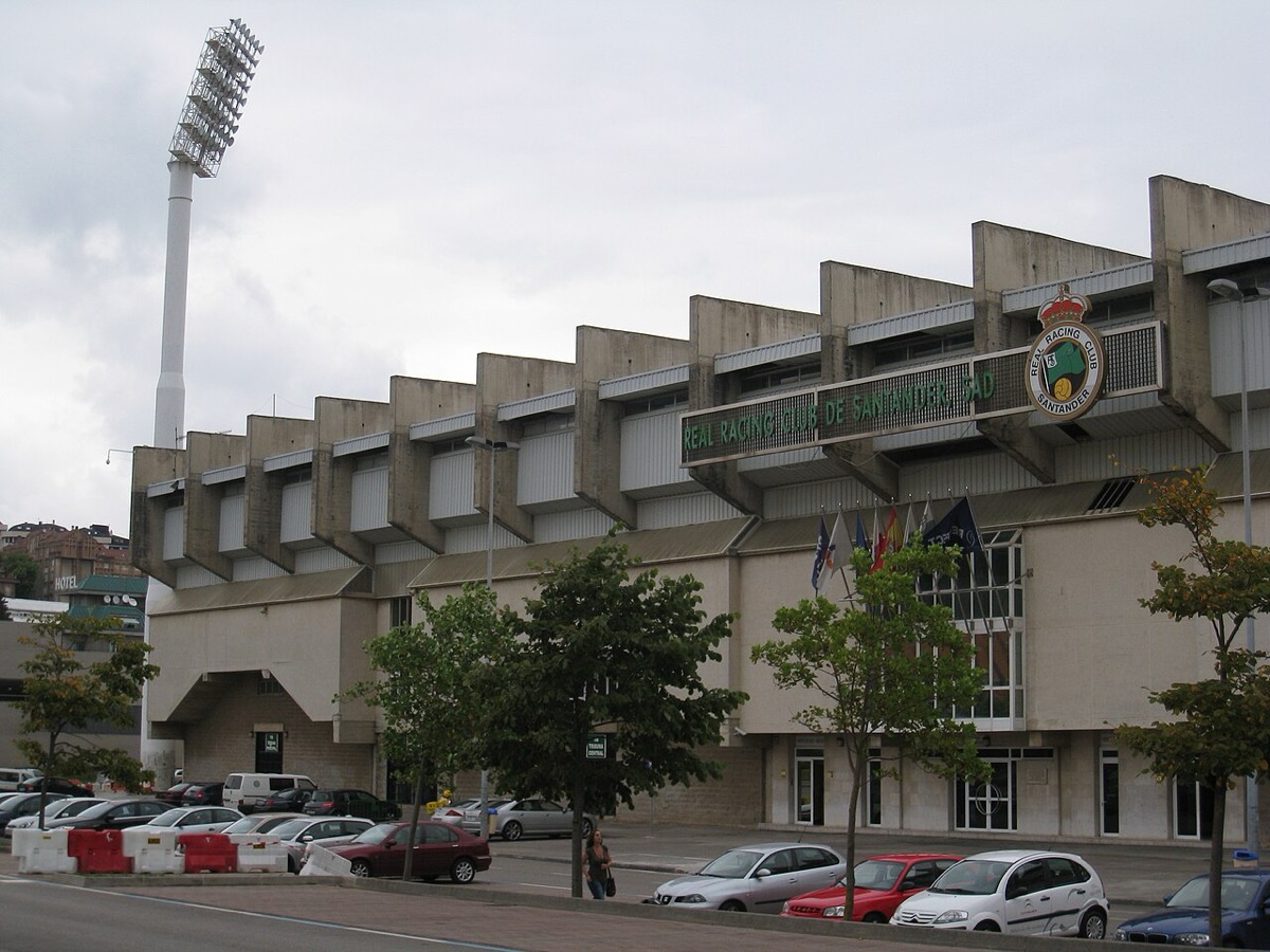 El estadio de El Sardinero, en Santander, con una de las torres de iluminación y el escudo del Racing en la fachada; foto de archivo de agosto de 2009 (foto: Carlos Cunha, Wikimedia Commons, licencia CC BY-SA 3.0)