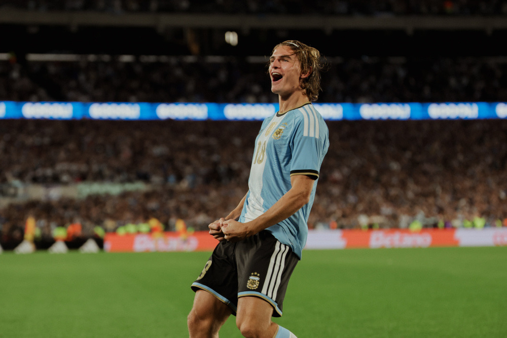 Un jugador de la Selección Argentina con la camiseta 18 grita uno de los goles del segundo tiempo ante Benín, con las tribunas del Monumental de fondo (foto: prensa oficial de la AFA)