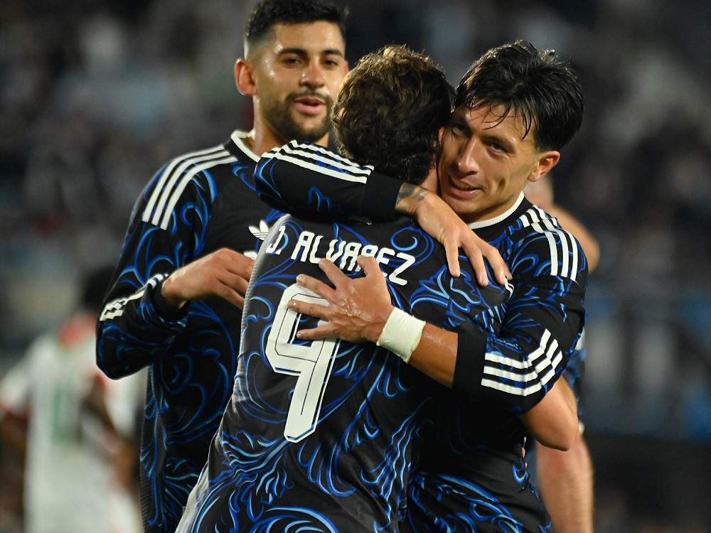 Julián Álvarez, de espaldas con la camiseta 9, se abraza con sus compañeros de la Selección en el Monumental