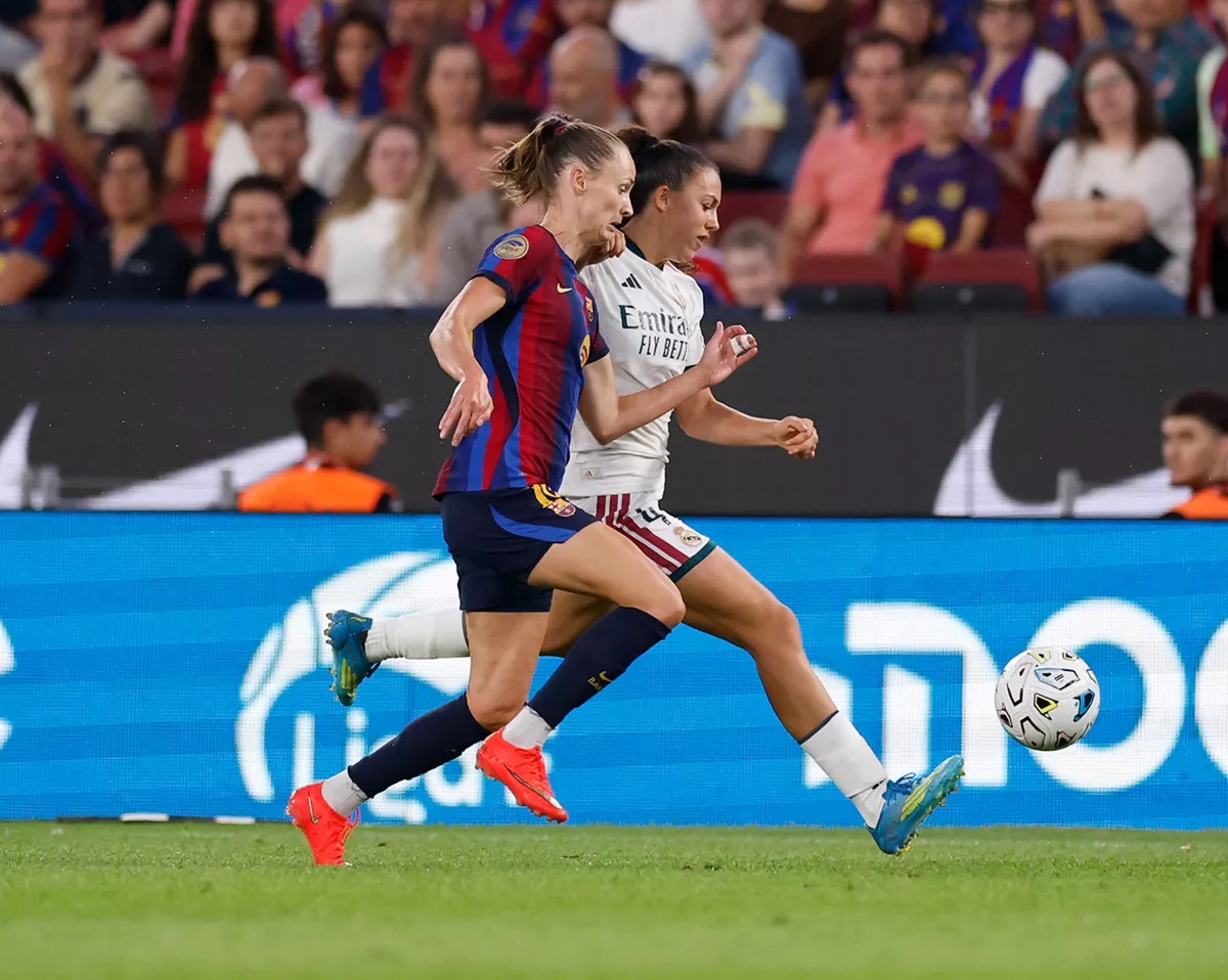 Una futbolista del Barcelona y una del Real Madrid corren detrás de la pelota en el Spotify Camp Nou. Foto: Real Madrid C. F.