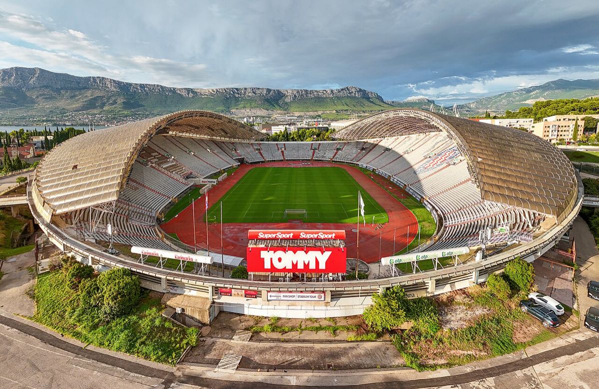 Vista aérea del Stadion Poljud de Split, con su techo en forma de concha y los montes Kozjak de fondo; foto de archivo de septiembre de 2024 (foto: Quintin Soloviev, Wikimedia Commons, licencia CC BY 4.0)