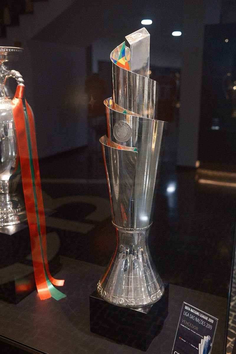 El trofeo de la UEFA Nations League, exhibido en una vitrina del Museu CR7 de Funchal, Portugal (foto: Tkotw12, Wikimedia Commons, licencia CC BY-SA 4.0)