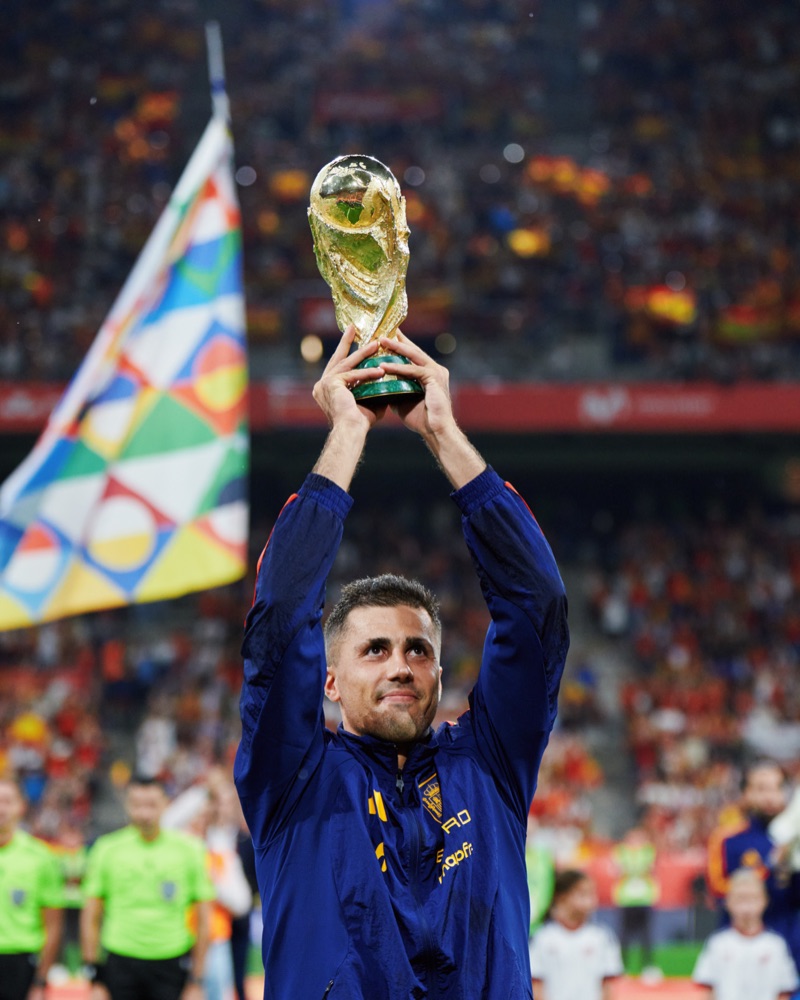 Rodri levanta la Copa del Mundo con las dos manos ante la tribuna del Nuevo Carlos Tartiere antes del partido entre España y Chequia