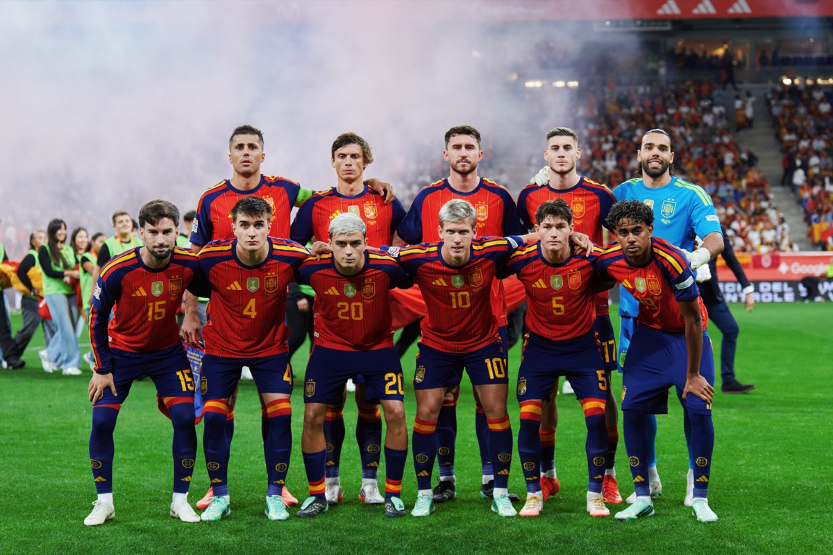 El once titular de España posa para la foto oficial en el césped del Nuevo Carlos Tartiere antes de enfrentar a Chequia