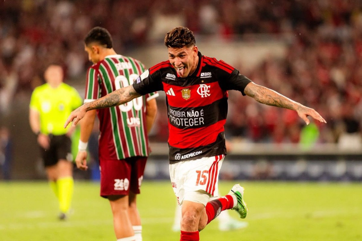 Jorge Carrascal corre con los brazos abiertos y la lengua afuera para festejar su gol a Fluminense en el Maracaná, con la camiseta rojinegra del Flamengo (foto: Adriano Fontes / CRF)