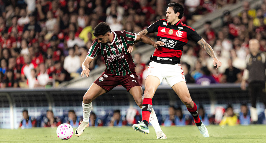 Pedro, con la camiseta rojinegra del Flamengo, pelea la pelota de espaldas con un defensor de Fluminense en el Maracaná (foto: Marina Garcia / Fluminense FC)