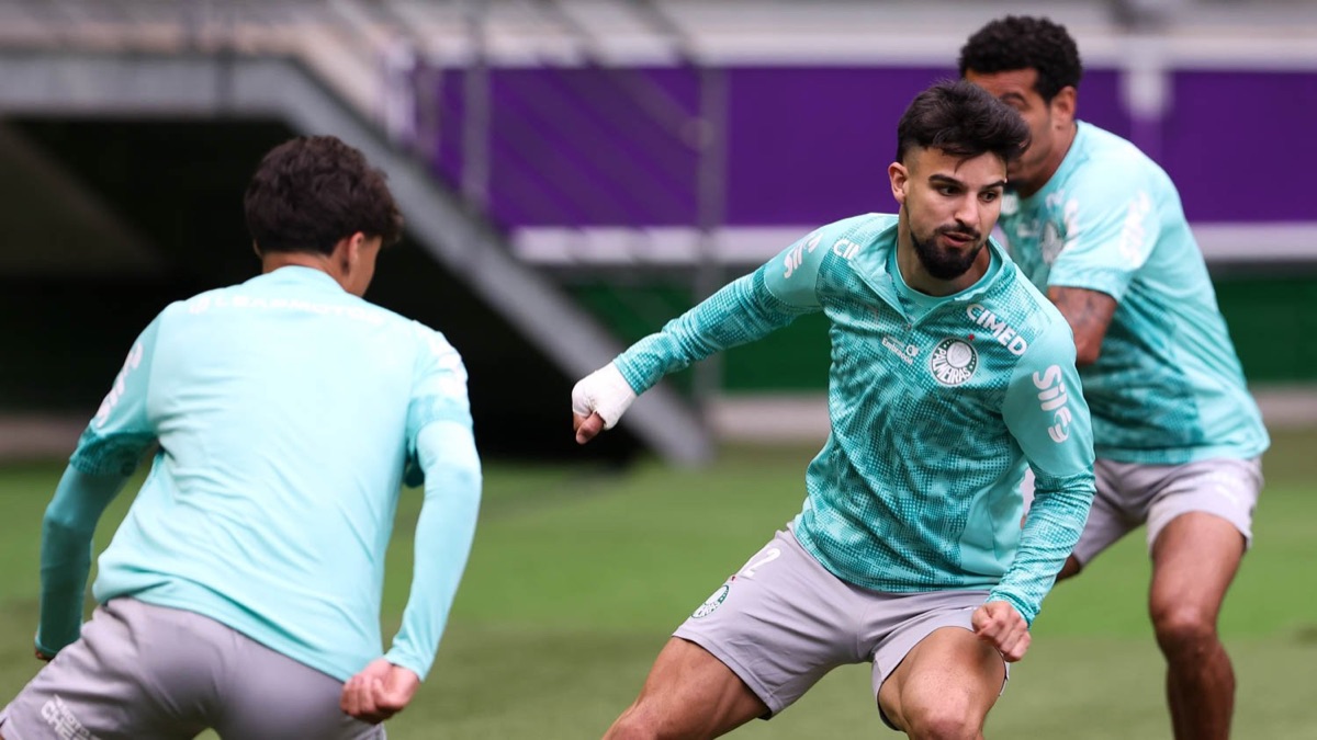 Flaco López, con el buzo de entrenamiento verde agua del Palmeiras y una venda en la mano izquierda, durante una práctica en el Nubank Parque (foto: Cesar Greco / Palmeiras)