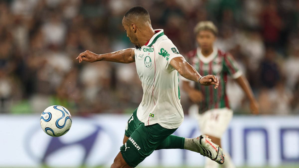 Marlon Freitas, con la camiseta blanca del Palmeiras, le pega a la pelota en la jugada de su gol a Fluminense en el Maracaná; foto de archivo de la ida, el miércoles 14 de octubre (foto: Cesar Greco / Palmeiras)