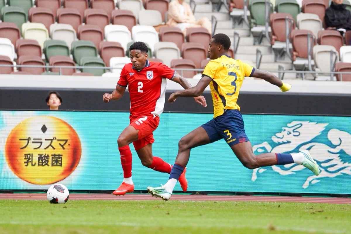 Fricio Caicedo, de Ecuador, con la camiseta 3, corre detrás de César Blackman, de Panamá, junto a la línea lateral del Estadio Nacional de Tokio (foto: Federación Panameña de Fútbol)