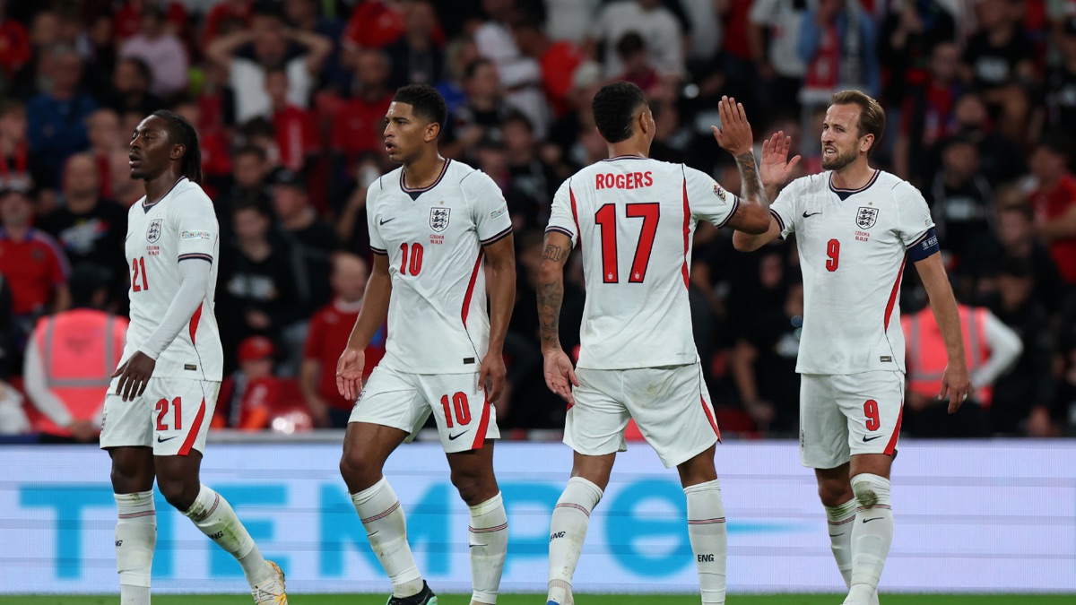 Morgan Rogers, con la camiseta 17, choca la mano con Harry Kane mientras Jude Bellingham y otro compañero caminan a su lado, durante el partido de Inglaterra ante Chequia en Wembley (foto: prensa oficial de la federación inglesa)