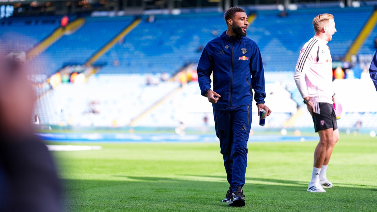 Jayden Bogle camina por el césped de Elland Road antes del partido (foto: prensa Leeds United)