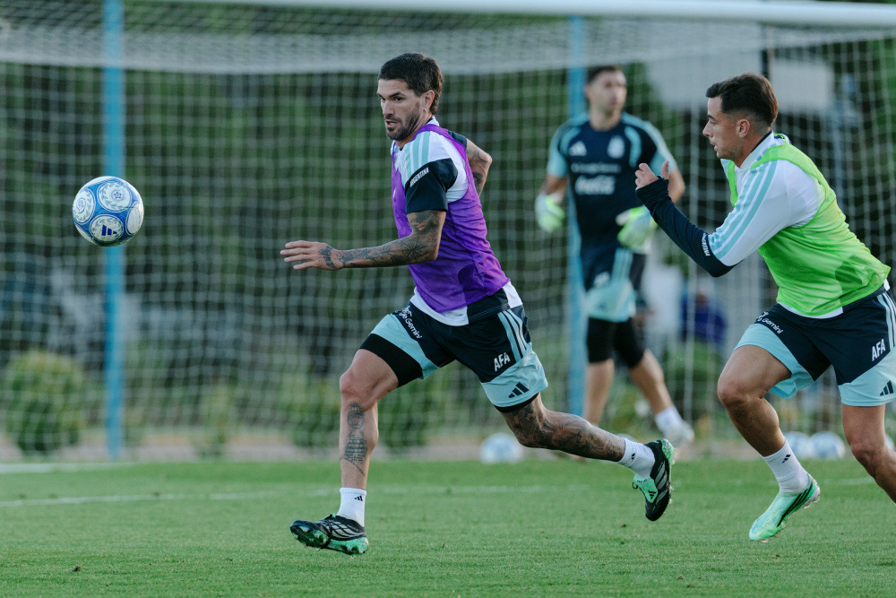 Rodrigo De Paul, con pechera violeta, corre detrás de la pelota en el último entrenamiento de la Selección Argentina en el predio de Ezeiza, el lunes 5 de octubre (foto oficial de la AFA)