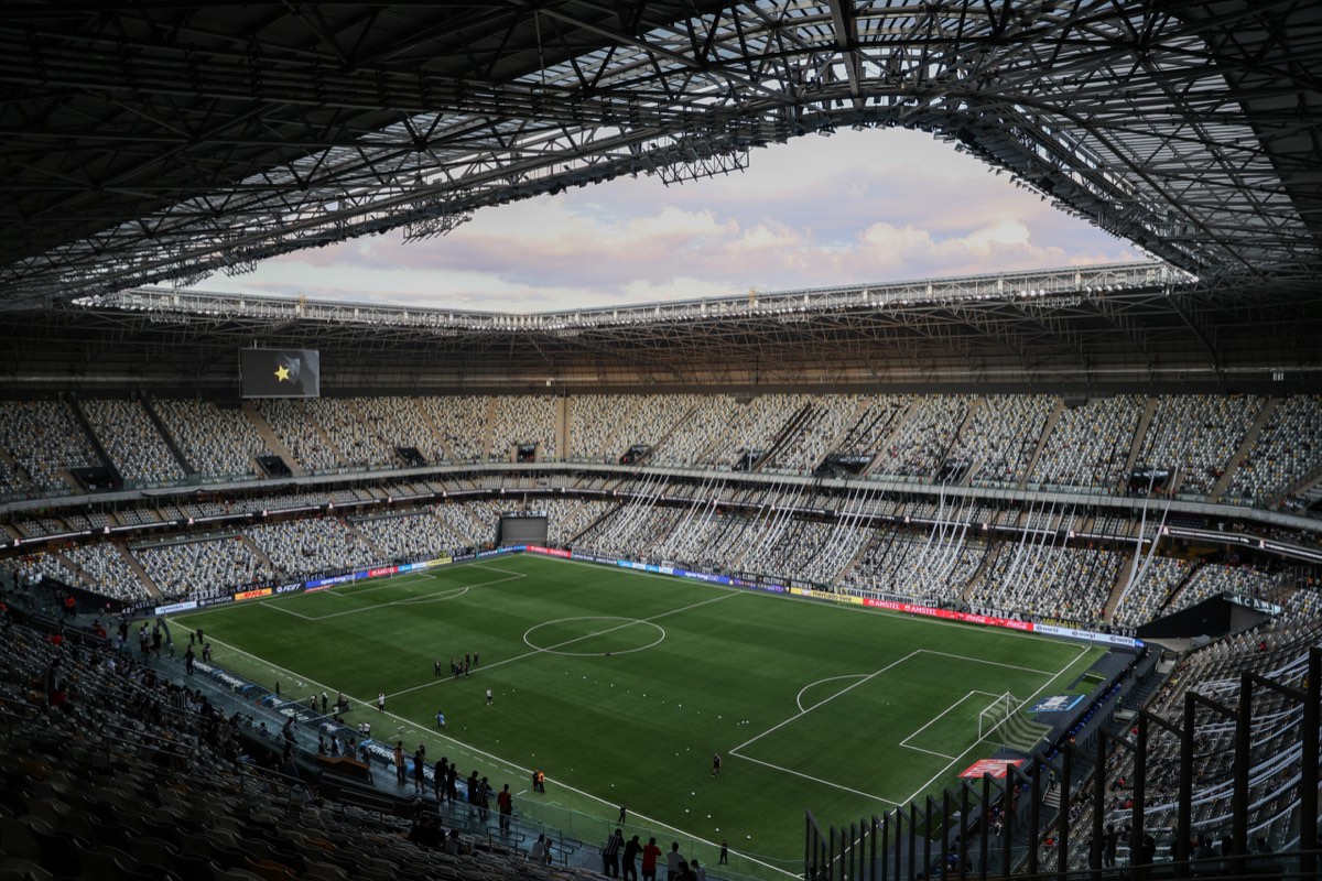 La Arena MRV de Belo Horizonte vista desde lo alto de una de sus tribunas, con el campo de juego iluminado y el techo metálico que cubre las gradas; foto de archivo (foto: Daniela Veiga / prensa oficial de Atlético Mineiro)