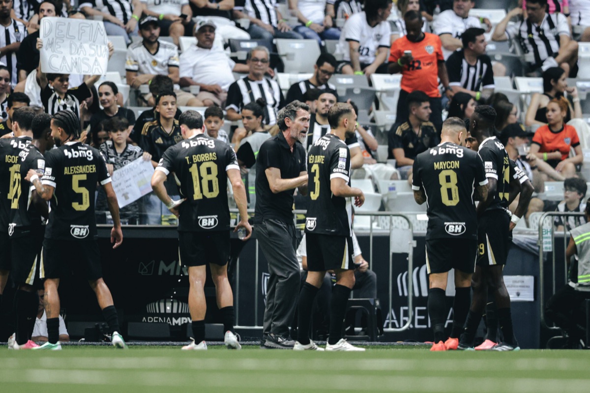 Eduardo Domínguez habla con sus jugadores de Atlético Mineiro, de camiseta negra, durante una pausa del partido ante Santos en la Arena MRV (foto: Pedro Souza / prensa oficial de Atlético Mineiro)