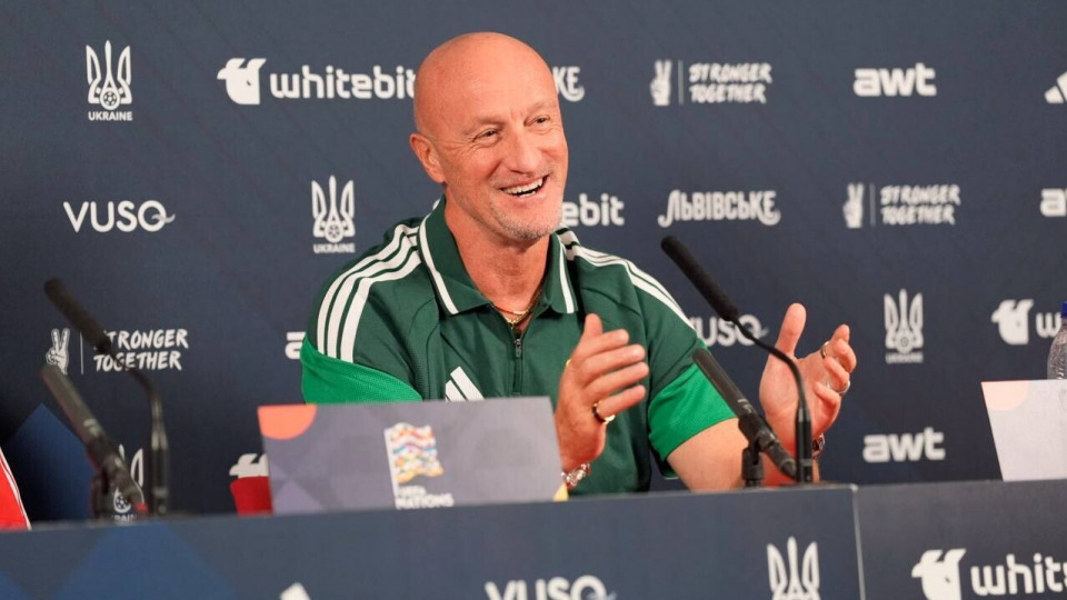Marco Rossi, entrenador de Hungría, sonríe con un buzo verde durante la conferencia de prensa previa al partido ante Ucrania, frente a un panel con logos de la federación ucraniana y de la Nations League. Foto difundida por la federación húngara (MLSZ)