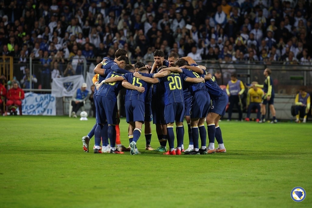 Los jugadores de Bosnia y Herzegovina se abrazan en ronda sobre el césped antes de un partido de la Nations League. Foto de archivo del 2 de octubre de 2026, difundida por la federación de Bosnia y Herzegovina