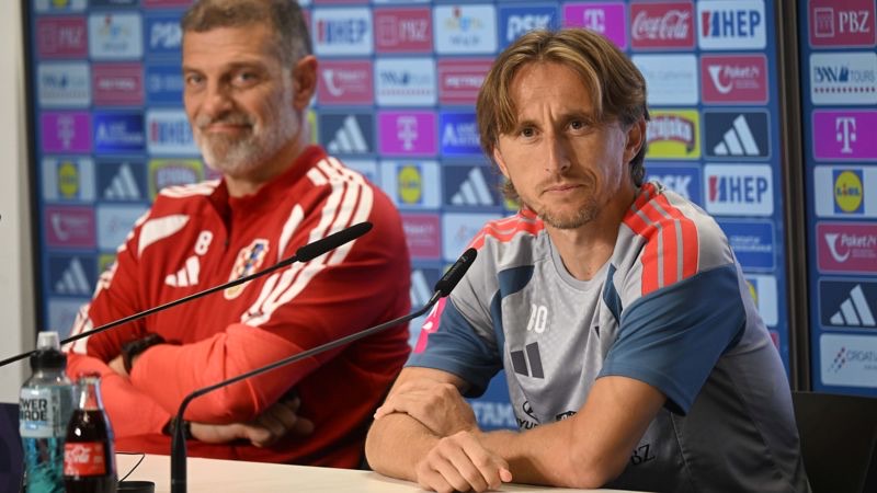 Luka Modrić, capitán de Croacia, y el entrenador Slaven Bilić, sentados juntos en la conferencia de prensa previa al partido con España. Foto: Drago Sopta / HNS (federación croata)