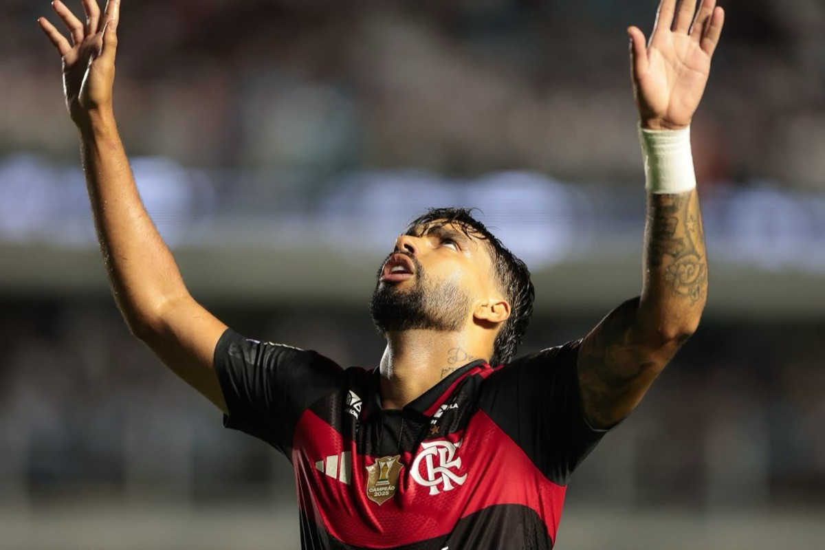 Lucas Paquetá mira al cielo con los brazos en alto después de su gol de cabeza ante Santos (foto: Gilvan de Souza / CRF)