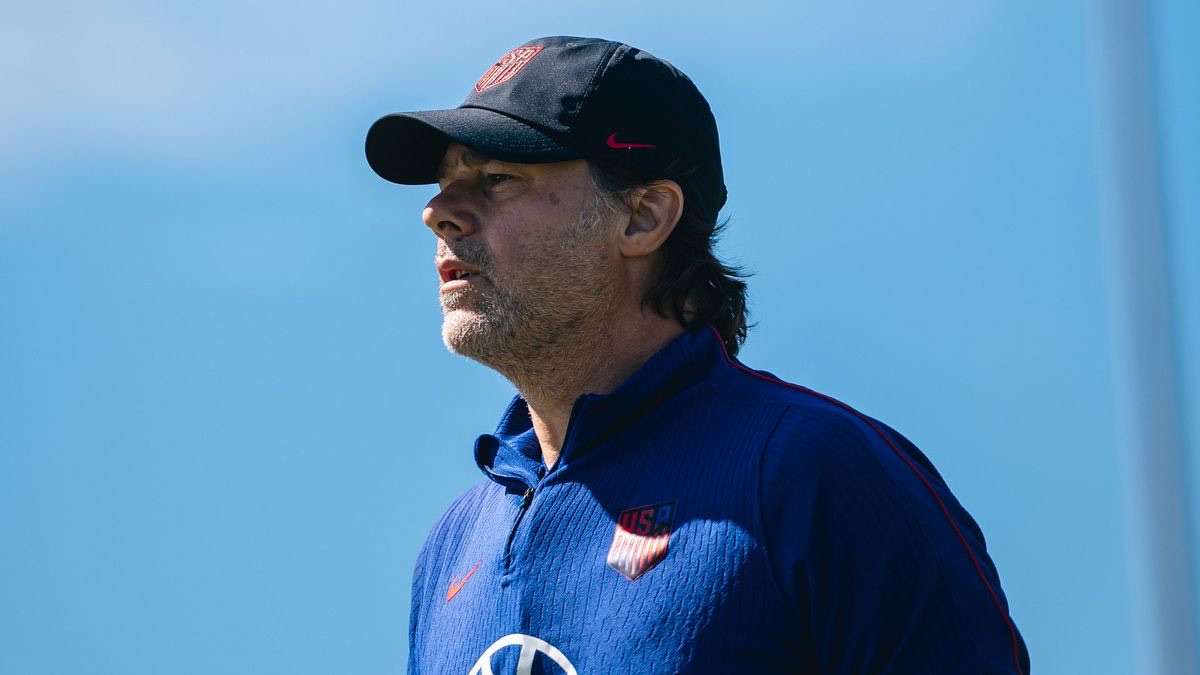 Mauricio Pochettino, con gorra negra y buzo azul de la selección de Estados Unidos, durante un entrenamiento. Foto de archivo difundida por US Soccer