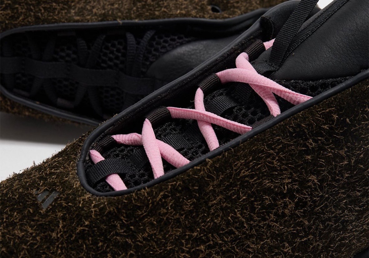 Detalle del sistema de cordones de la Guadalupe x adidas Intimidation, con cordones rosa sobre la malla negra interna y la gamuza de pelo largo alrededor