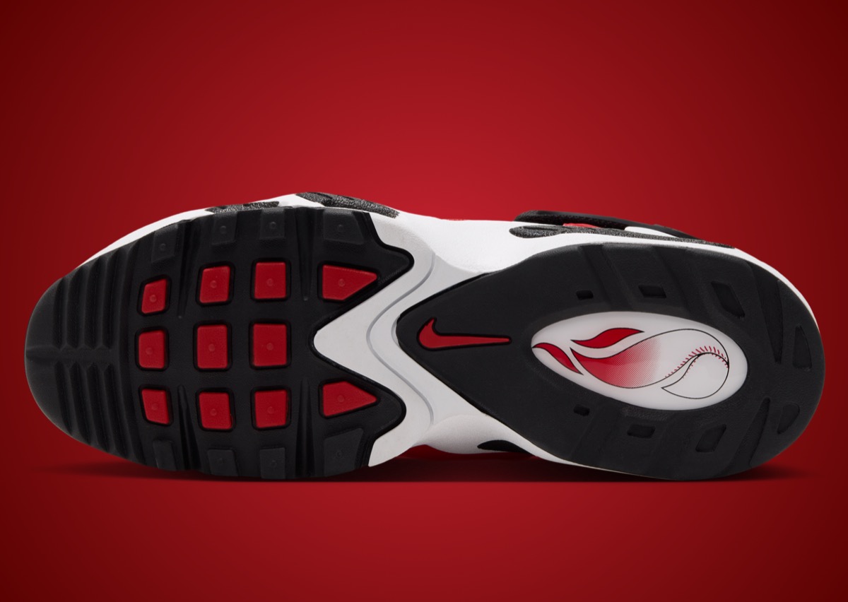 Suela del Nike Air Griffey Max 1 Cincinnati Reds con base negra, tacos rojos, Swoosh rojo y el gráfico de una pelota de béisbol en llamas en la zona del talón