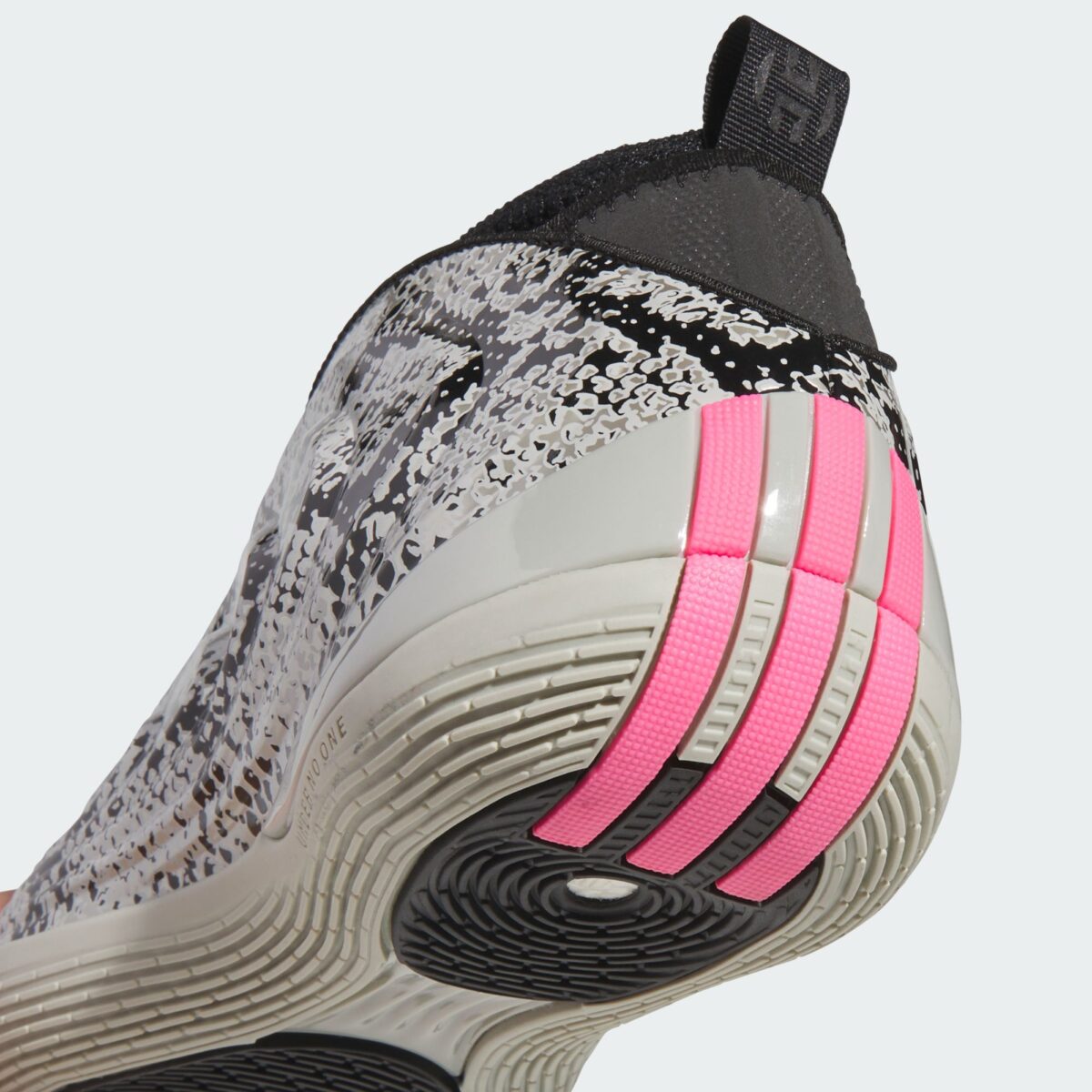 Primer plano del talón de la adidas Harden Vol. 10 Snakeskin, con las tres tiras rosas sobre la suela color hueso, el estampado de víbora gris y negro y el tirador negro con el logo de Harden