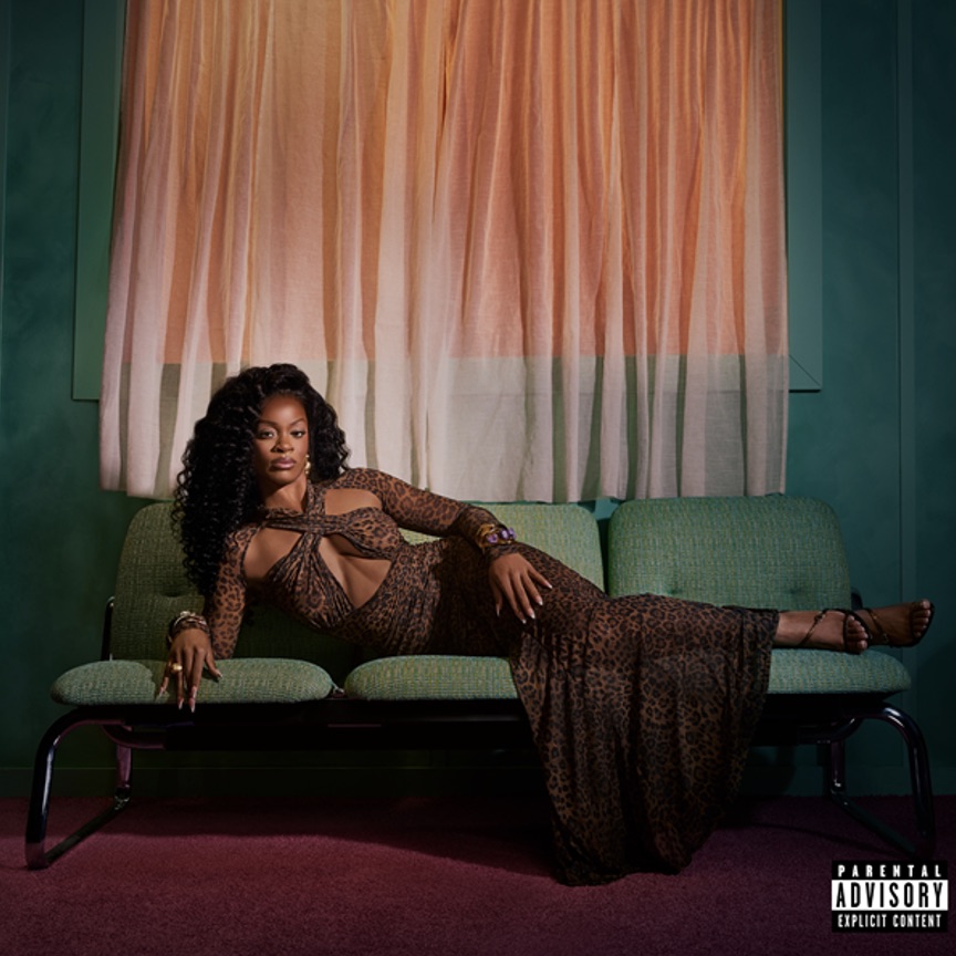 Portada de Vacancy, el disco original: Ari Lennox con vestido de animal print, recostada en un sillón verde frente a una ventana con cortinas rosadas, en una habitación de paredes verdes