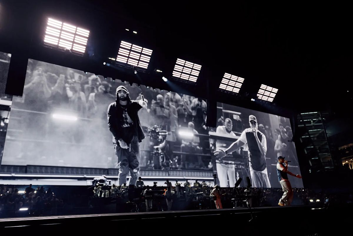 Foto oficial de la segunda noche en el Yankee Stadium: Jay-Z, con gorra y musculosa, rapea en el costado derecho del escenario mientras en las pantallas gigantes aparecen, en blanco y negro, Eminem con capucha y el propio Jay-Z. Foto: Roc Nation